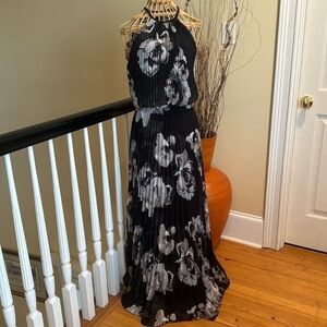 Avery G NWOT black dress with beautiful flowers 🌸